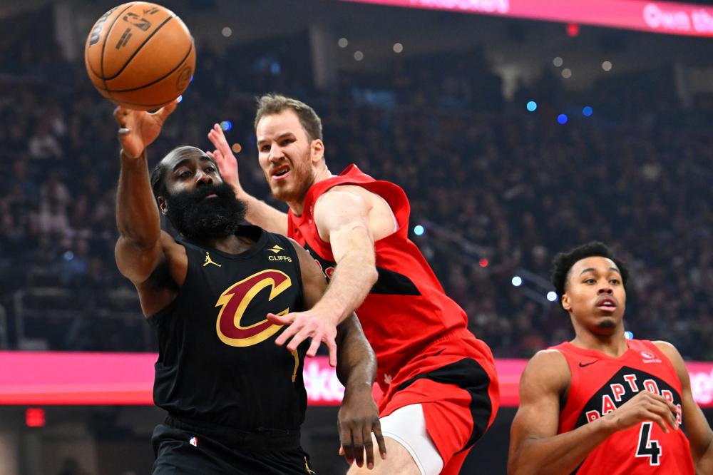 NBA东西部前十揭晓 雄鹿领衔榜首争夺激烈 十支球队无缘季后赛